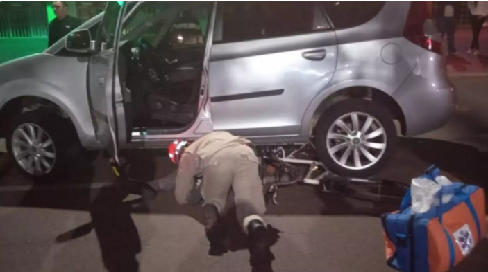 Ciclista vai parar embaixo de carro após ser atropelado em avenida