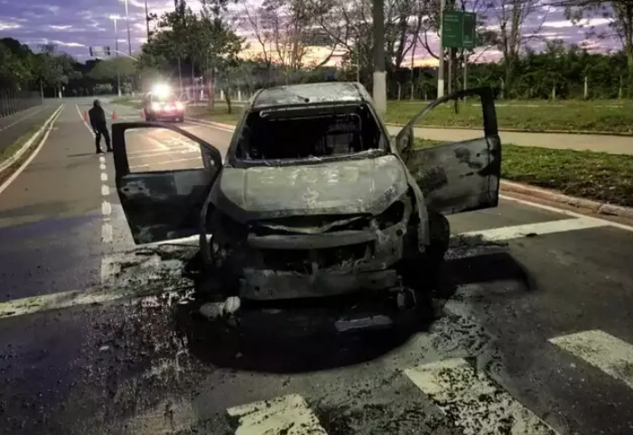 Carro pega fogo e fica completamente destruído nos altos da Afonso Pena – CREDITO: CAMPO GRANDE NEWS