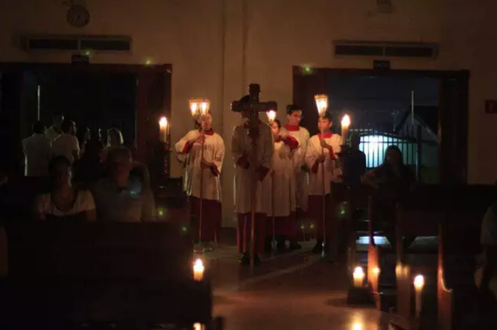Fiéis rezam no escuro – Igreja teve fiação elétrica furtada