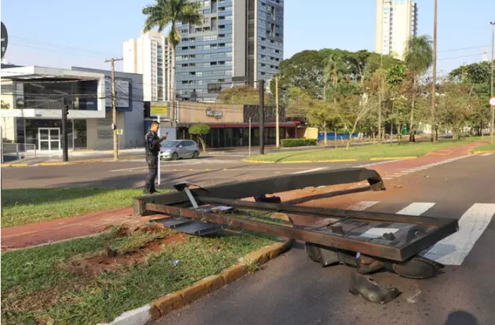 Motorista arranca semáforo na Avenida Afonso Pena após colisão