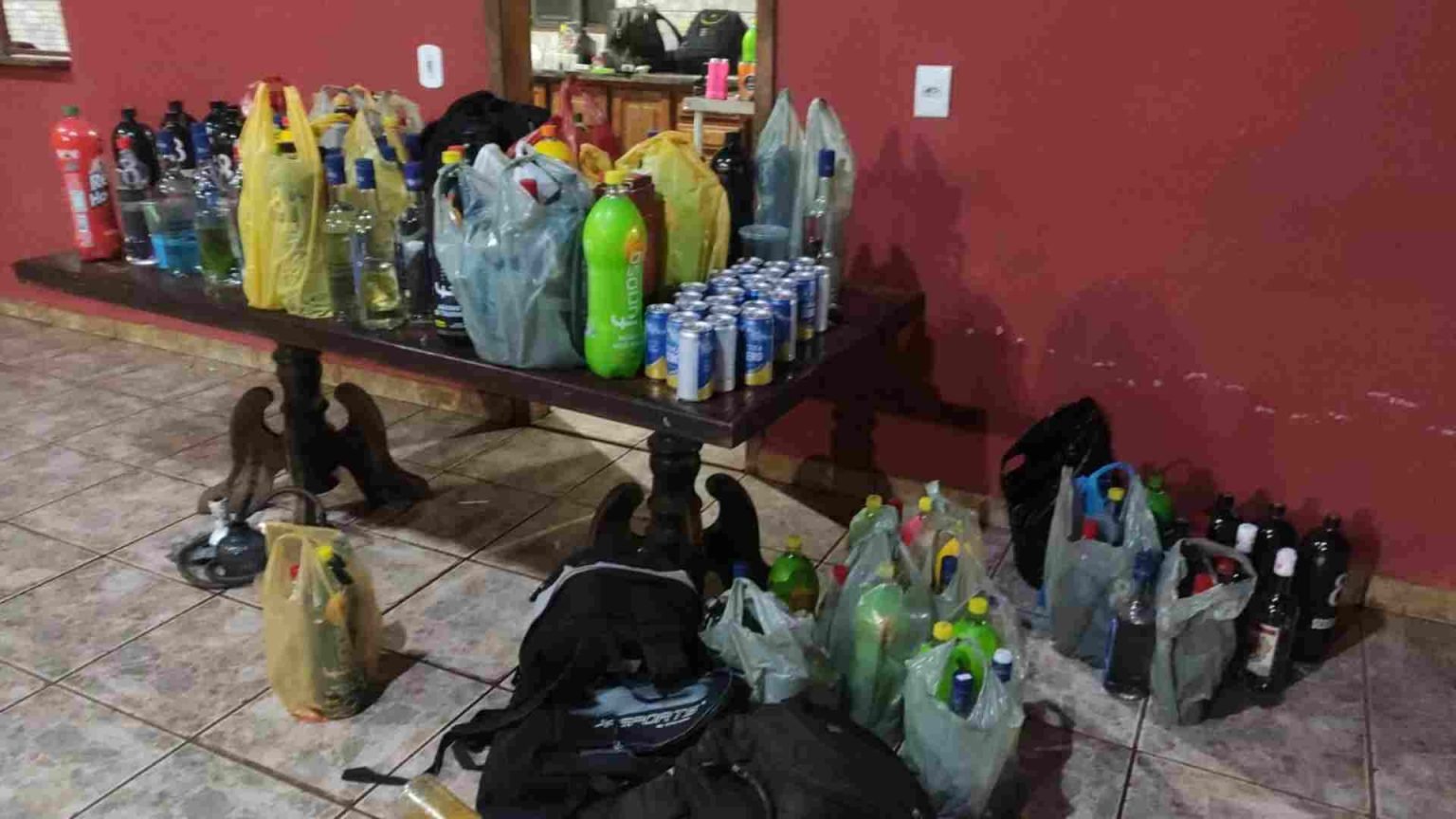 Organizadores de festa clandestina são presos fornecendo bebidas para adolescentes