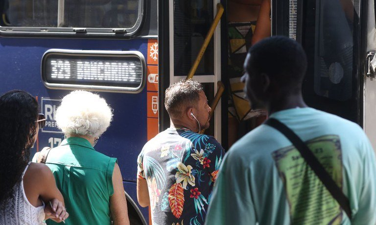 Ministério da Economia garante operação de recursos para transporte urbano gratuito a idosos