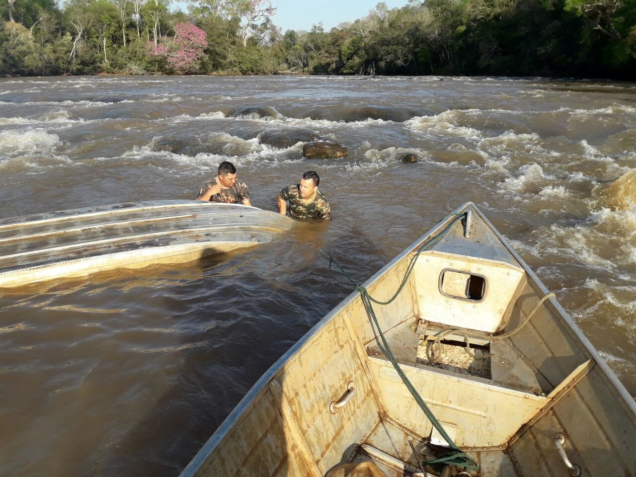 PMA de Naviraí salva dois pescadores que se afogavam no rio Paraná, depois de caírem de embarcação e resgata outro que não sabia nadar à deriva no rio
