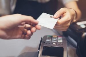 Dívidas no cartão de crédito atingem maior valor em oito anos: descubra como utilizá-lo de maneira responsável