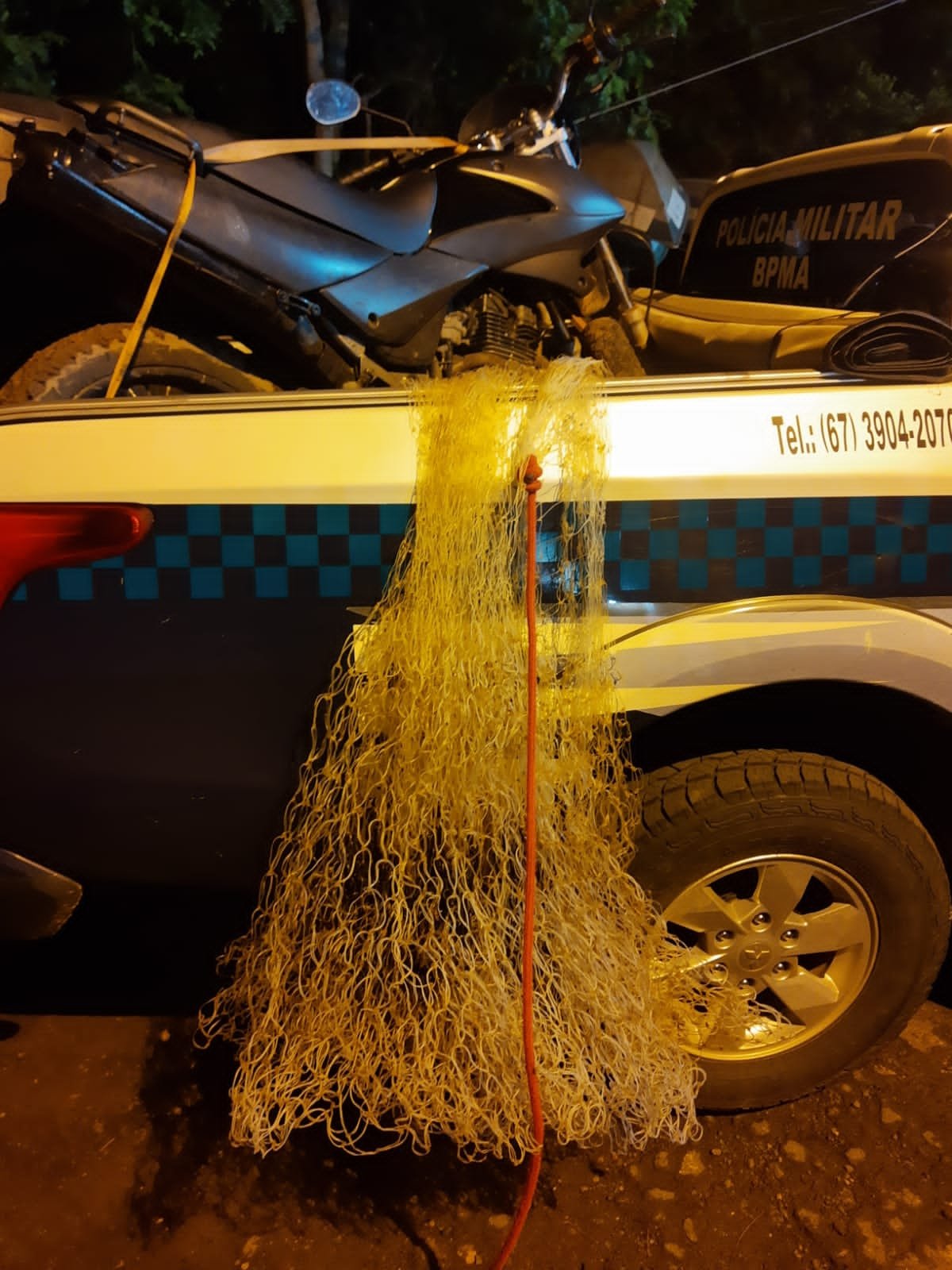 PMA de Aquidauana prende e autua um pescador profissional e um amador por pescar em corredeira que é local proibido e com petrecho proibido para a pesca e apreende tarrafa e motocicleta