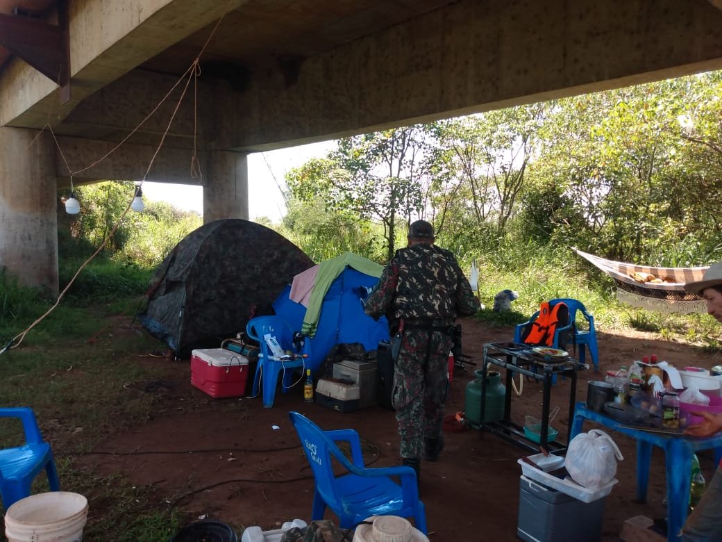 PMA de Dourados fiscaliza três acampamentos, 19 embarcações, 47 pescadores, apreende petrechos ilegais no rio Dourados na operação Dia de Finados
