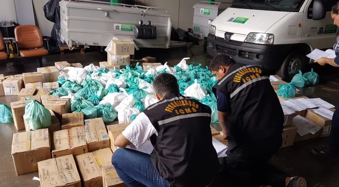 Secretaria de Fazenda apreende carga de cosméticos escondida em caminhão rebocado