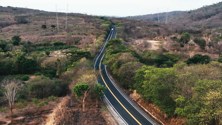 Melhorias na BR-020/GO facilitam transporte de cargas entre Centro-Oeste e Nordeste