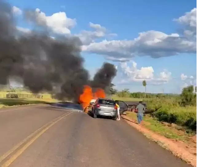 Colisão entre 3 carros tem incêndio e homem morto preso em ferragens