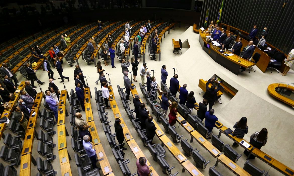 Câmara dos Deputados homenageia o centenário do rádio no Brasil