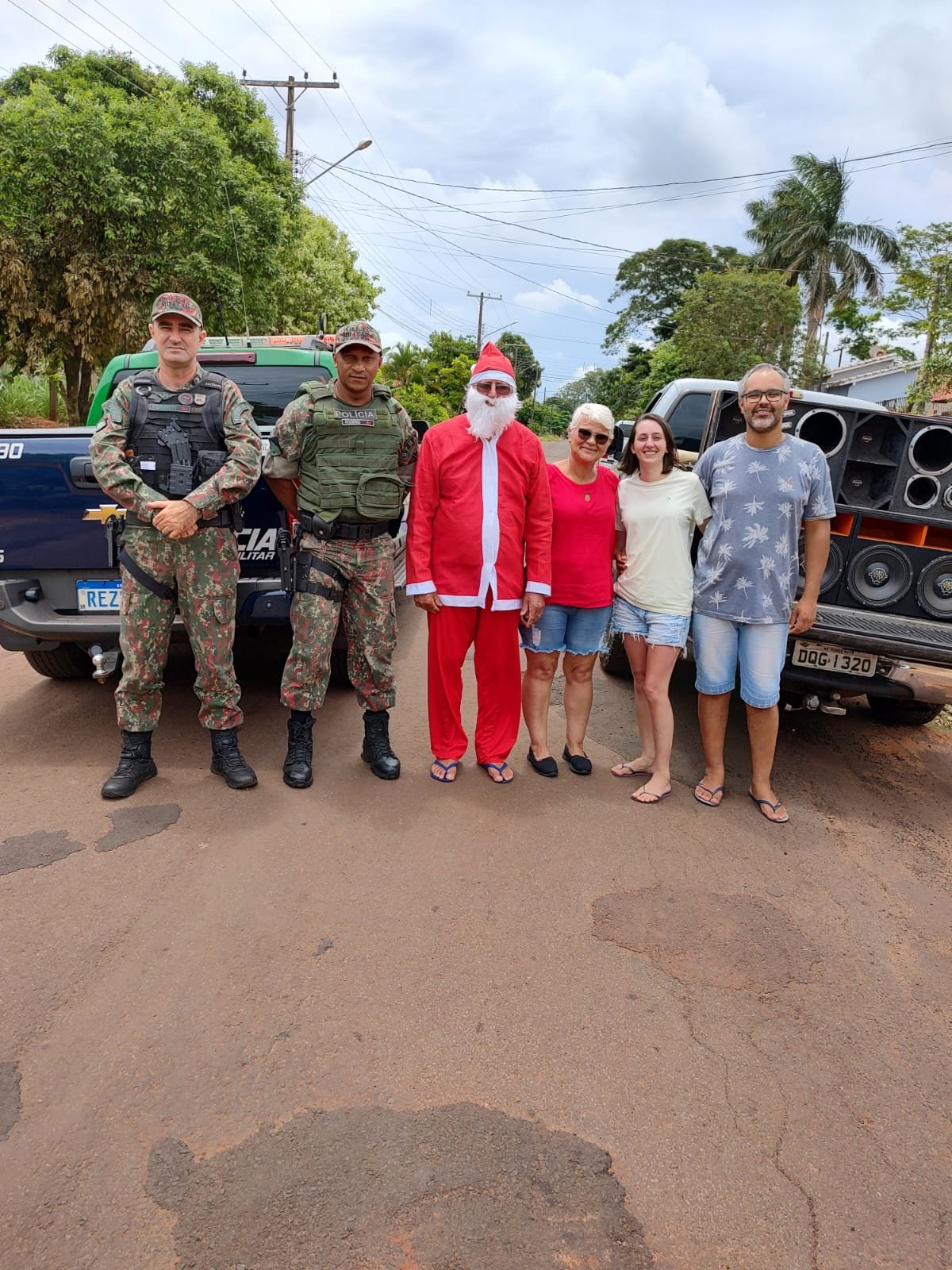 PMA e Conselho de Segurança de Mundo Novo com presença de Papai Noel distribuem brinquedos e doces para 600 crianças em bairros carentes da cidade