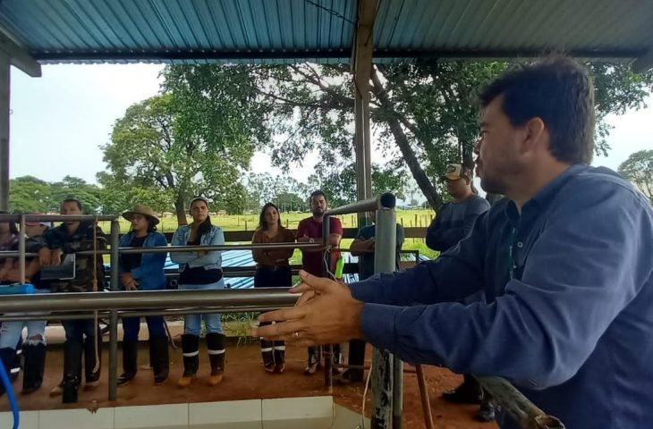 Agraer recebe alunos do Senar para aula prática sobre manejo em bovinocultura de leite