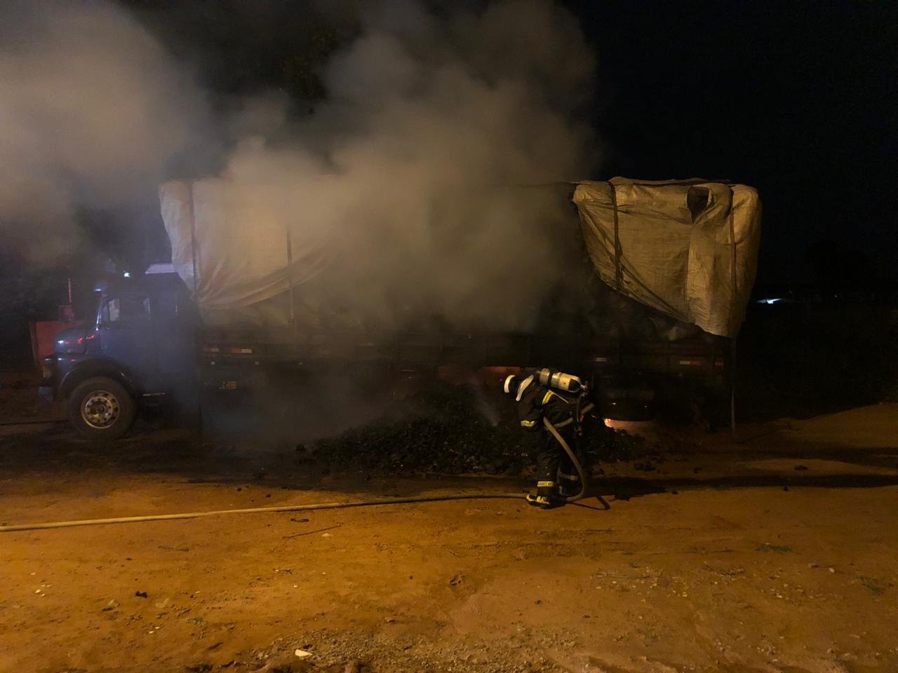 Caminhão de carvão pega fogo em Aquidauana