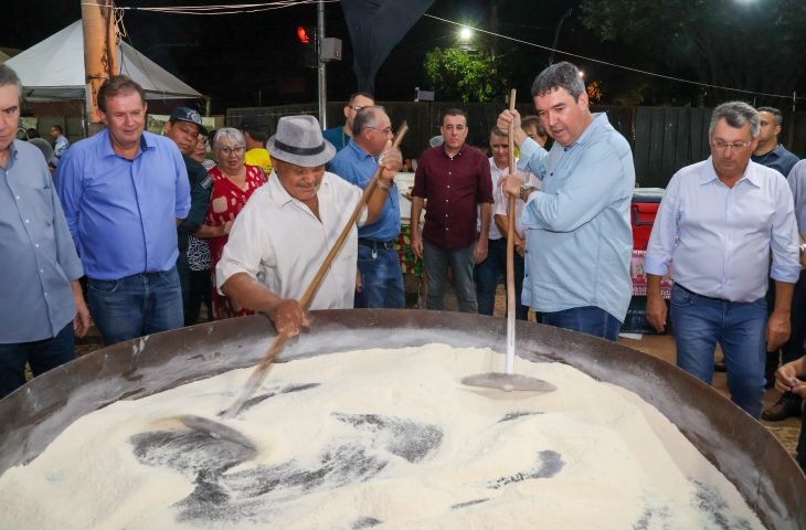 Na “Festa da Farinha”, governador garante parceria nas obras de infraestrutura e pavimentação em Anastácio