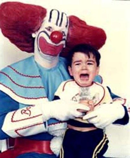 Famosos – Ex-Bozo, Luis Ricardo tem reencontro inusitado com criança de foto clássica