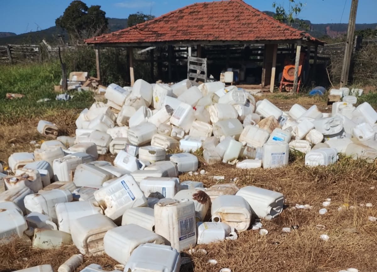 PMA autua produtor rural em R$ 50 MIL por armazenamento irregular de embalagens de agrotóxicos