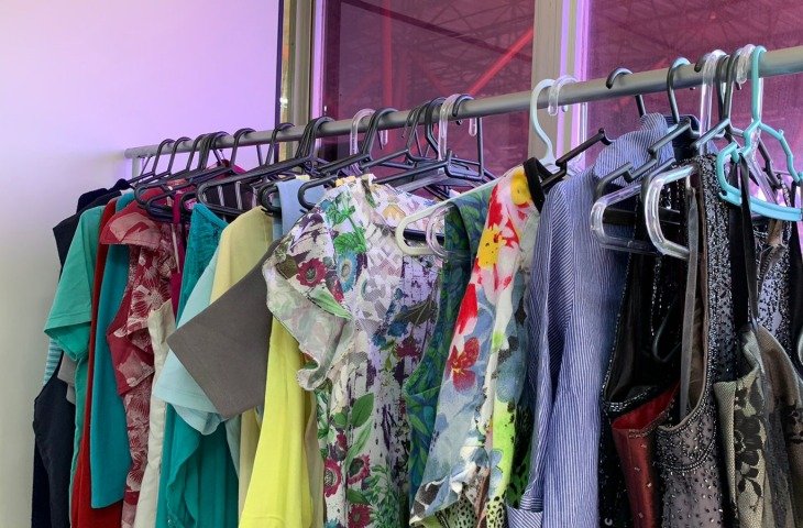 “Cabide Solidário” no HRMS é espaço para doação de roupas a acompanhantes do interior