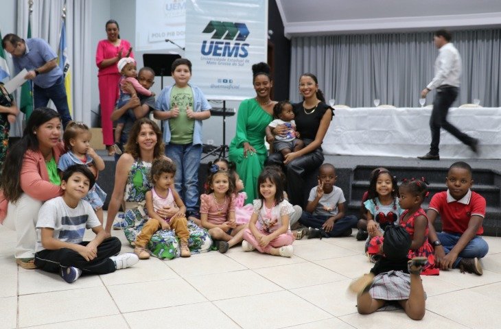 UEMS Acolhe entrega certificados a migrantes internacionais em Dourados e Campo Grande
