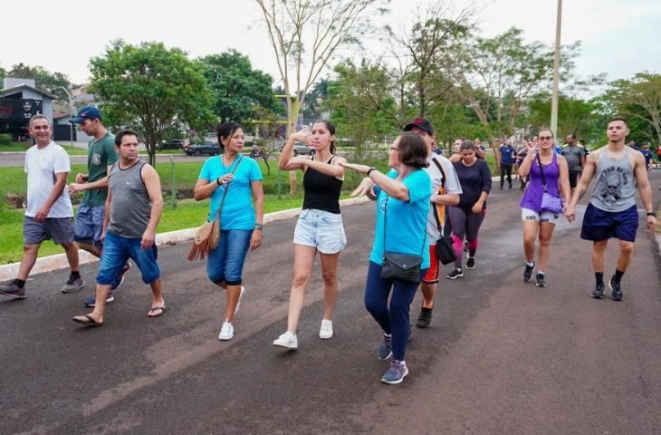 Caminhada com orientação em Libras dá visibilidade aos surdos e promove socialização