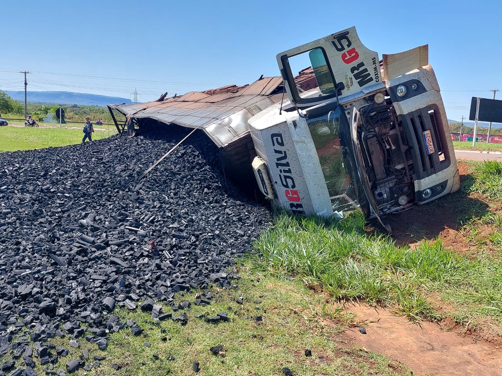 Acidente na BR-262 em Anastácio – carreta da carvoaria acabou tombando para não atingir outro veículo