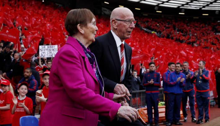 Bobby Charlton, um dos maiores nomes do futebol inglês, morre aos 86 anos