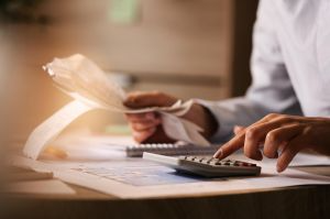 Dinheiro acaba antes do fim do mês para 63% dos trabalhadores com carteira assinada