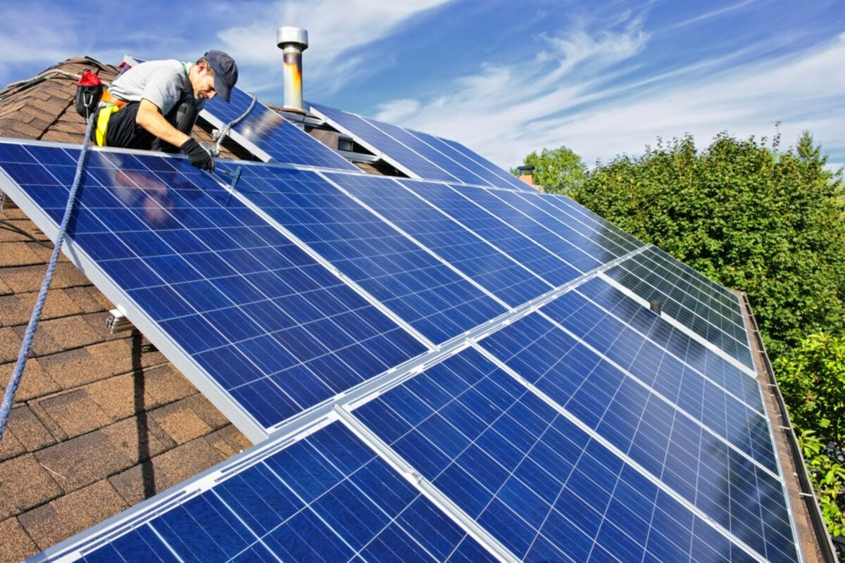 Com mais de 810,6 mil empregos verdes criados, geração própria solar atinge 27 gigawatts no Brasil, diz ABSOLAR