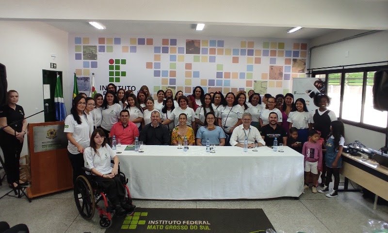 IFMS certifica participantes de curso gratuito de cabeleireira