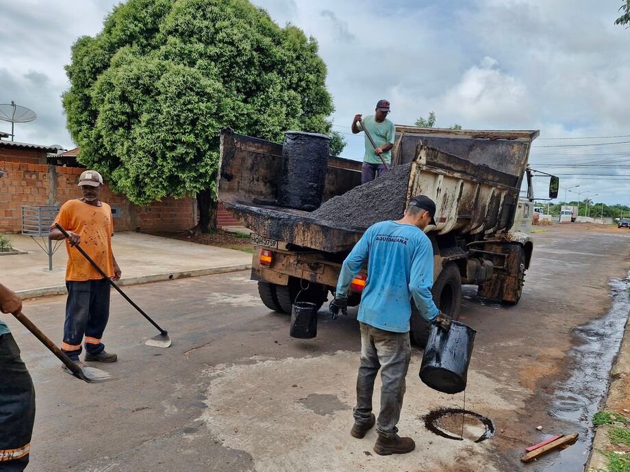 Prefeitura intensifica serviço de limpeza em bairros da cidade
