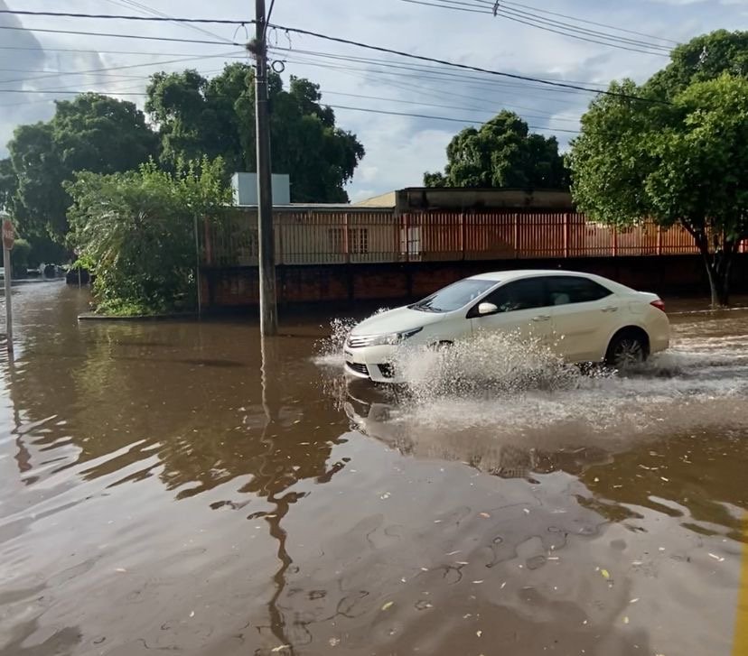 Chuva forte alaga ruas de Aquidauana em 10 minutos