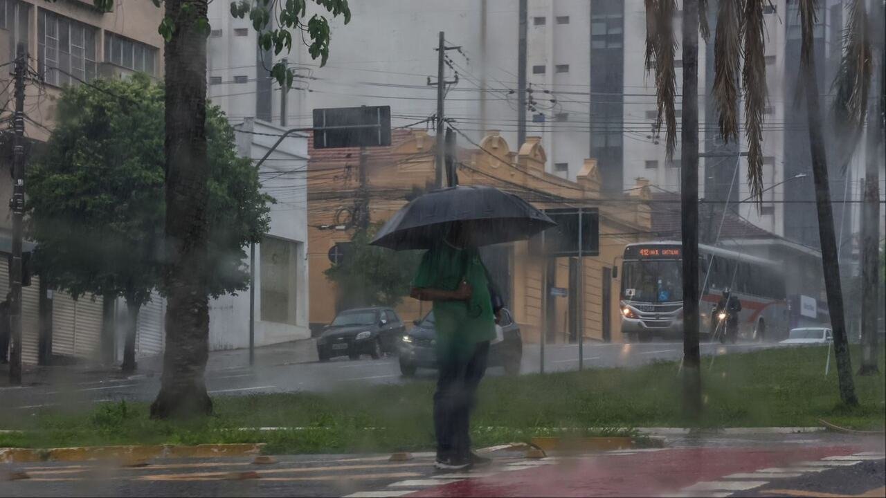 Véspera de Natal segue com alerta de chuvas intensas e temperaturas que chegam a 34°C