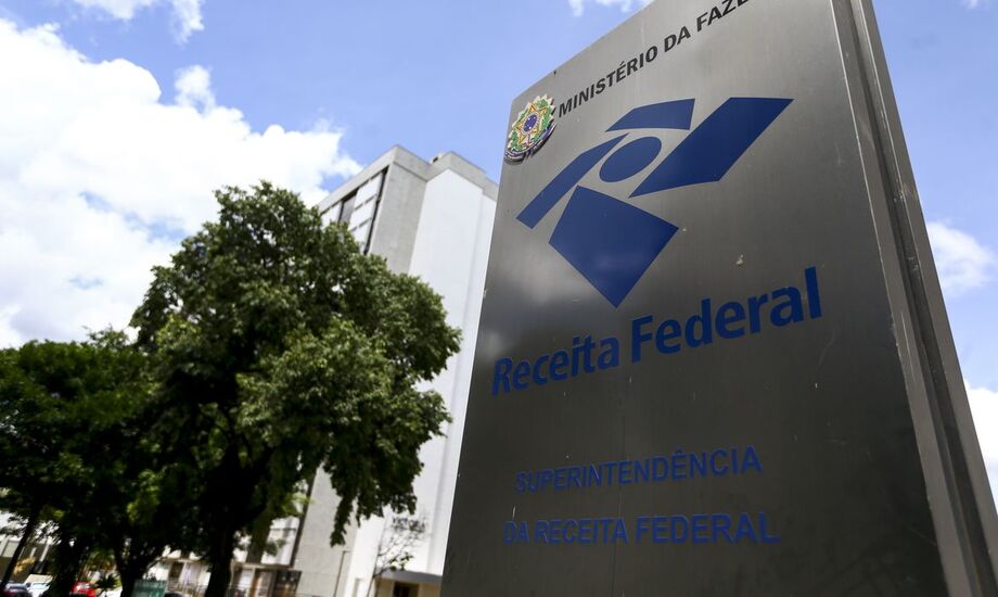 Receita alerta para golpes com taxa falsa sobre Pix